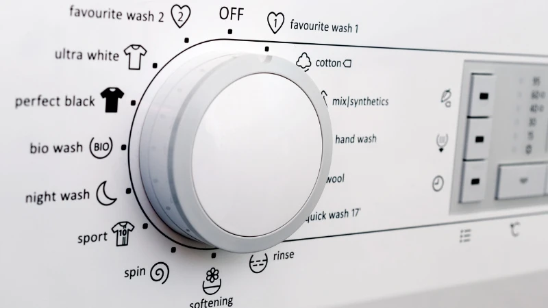 Cách sử dụng máy giặt không phai màu quần áo