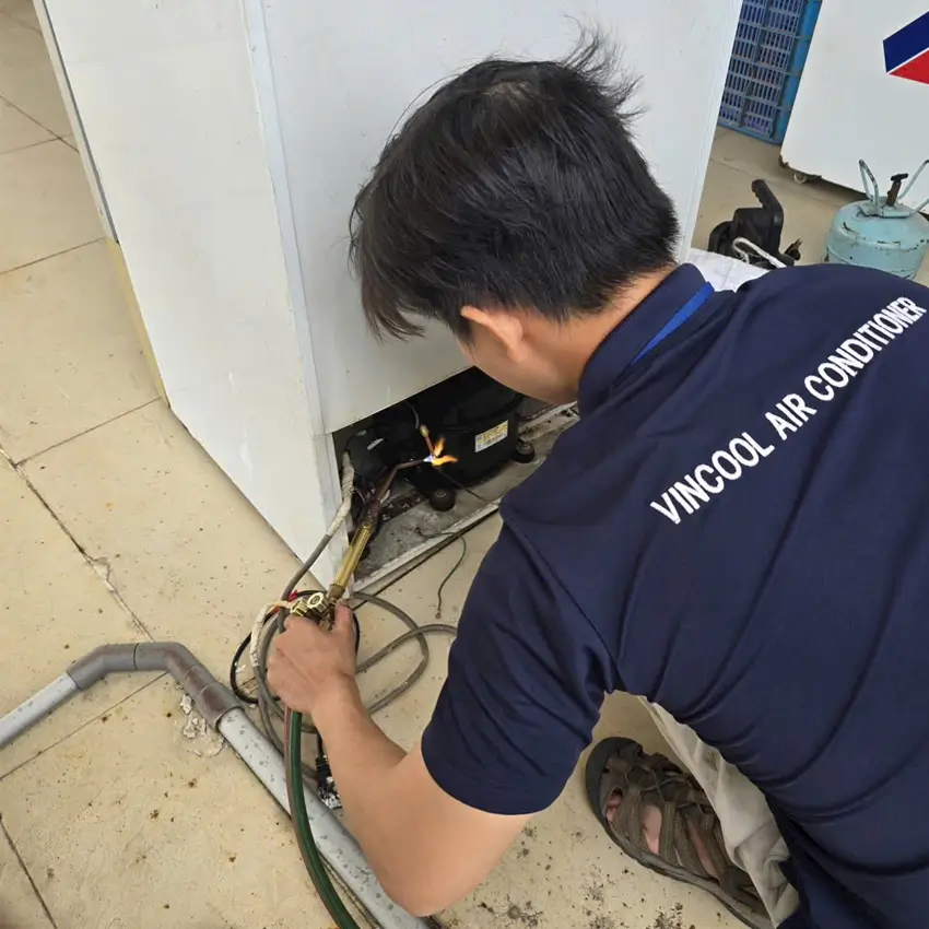 Kỹ thuật viên Vincool kiểm tra block tủ lạnh