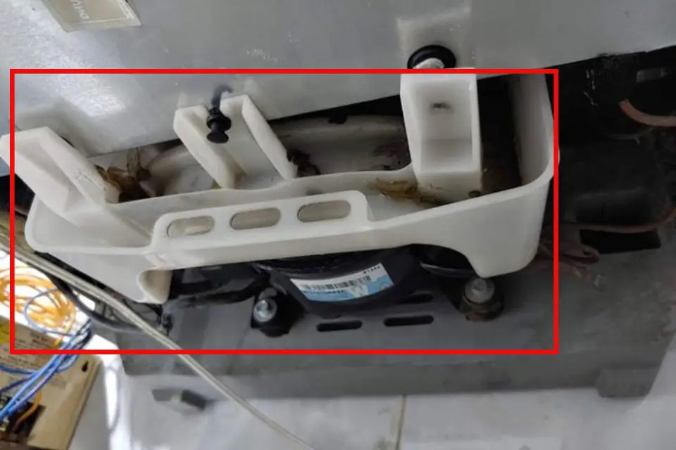 Khay nước thải đằng sau tủ lạnh