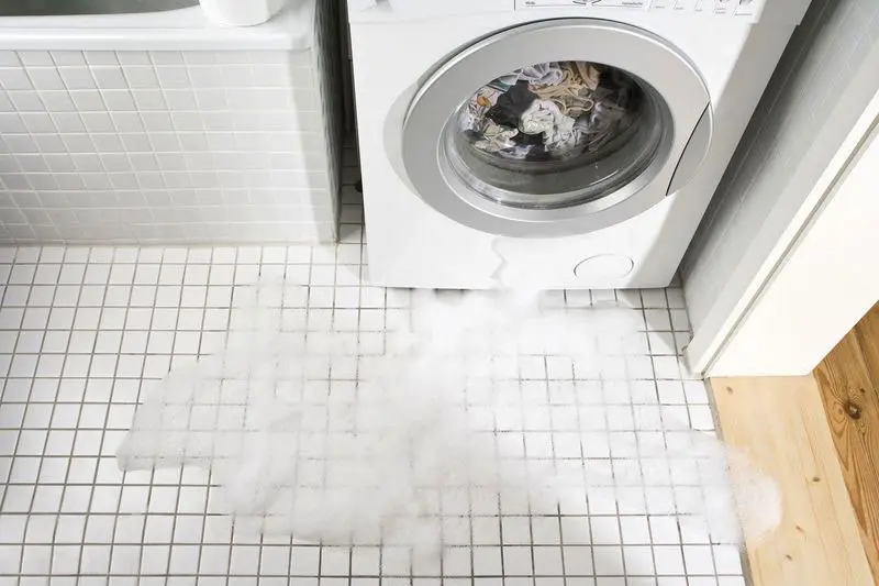 4 thói quen tai hại khiến máy giặt cửa trước bị trào bọt