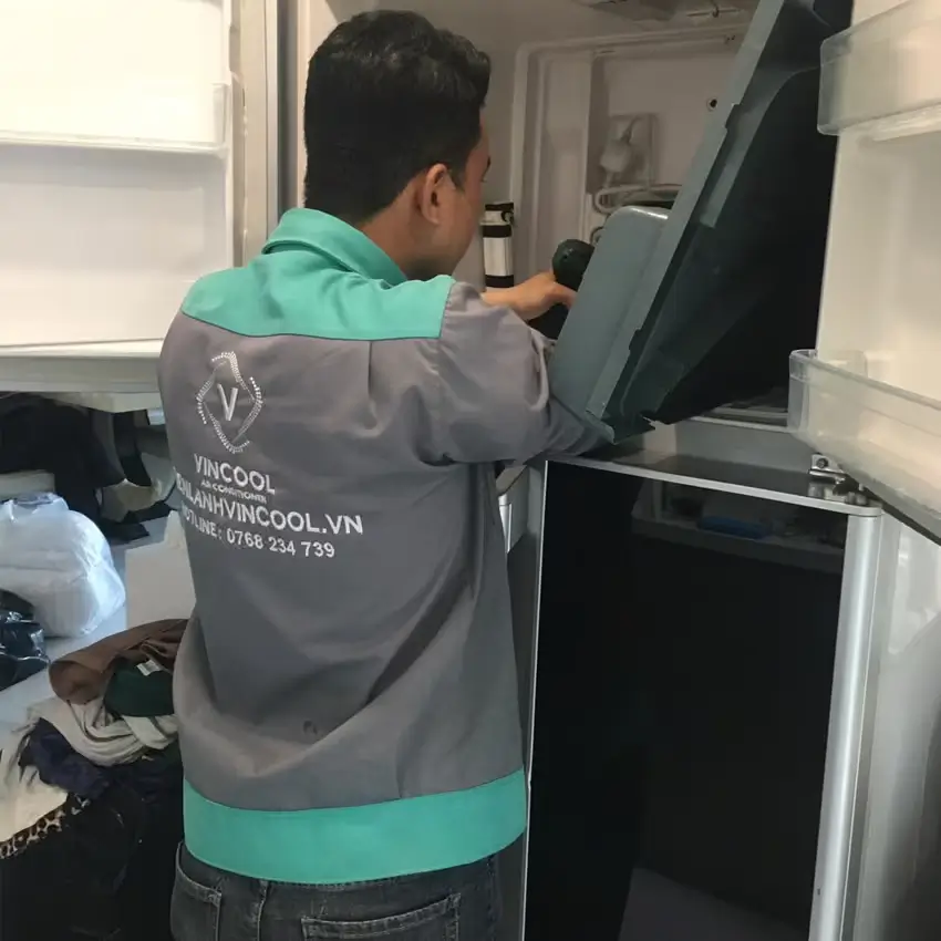 Thợ sửa tủ lạnh Vincool kiểm tra nguyên nhân tủ lạnh kêu to tại nhà