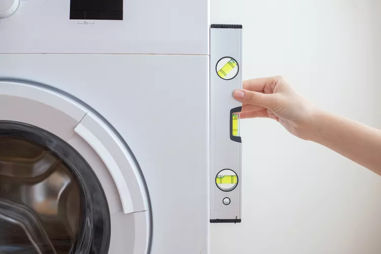 Cách cân bằng chân máy giặt để sửa máy giặt rung lắc mạnh