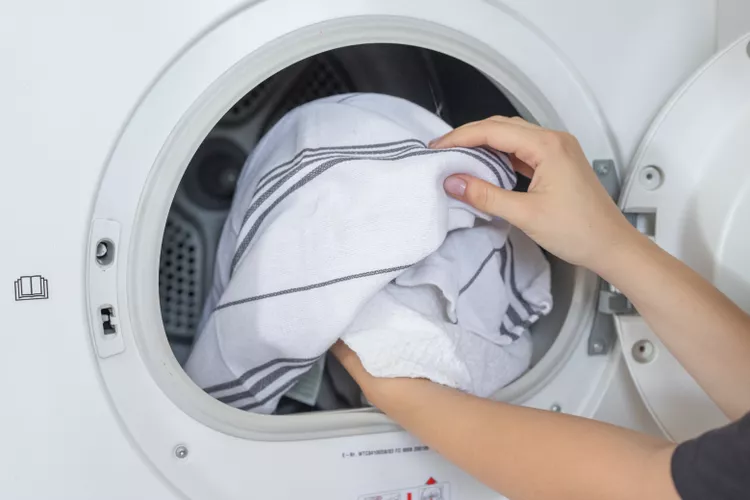 Cách tẩy vết mực bút bi trên máy giặt dễ nhất