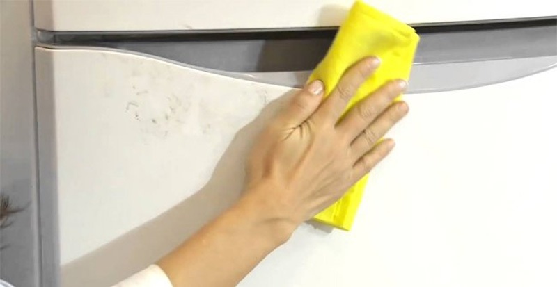 Cách làm sạch vết bẩn trên bề mặt tủ lạnh bằng thép không gỉ