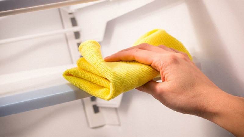 Cách làm sạch vết bẩn trên bề mặt tủ lạnh bằng thép không gỉ