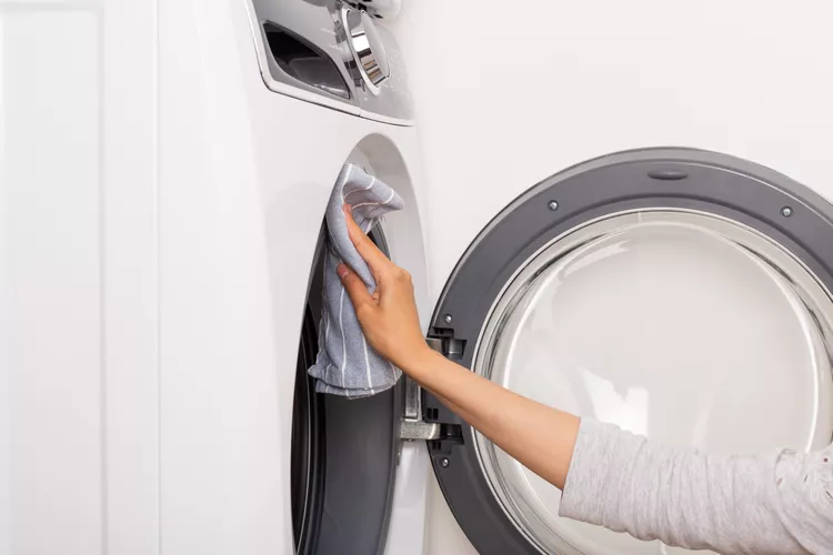 Cách vệ sinh máy giặt cửa trước để ngăn mùi hôi