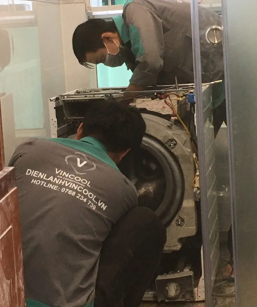 Thợ sửa máy giặt sẽ kiểm tra kĩ các lỗi về nguồn điện