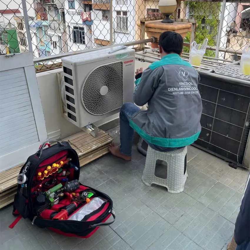 Sửa máy lạnh quận 6 nhanh chóng, có mặt 30 phút, báo giá rõ ràng Kỹ thuật viên Vincool kiểm tra máy lạnh để chẩn đoán nguyên nhân
