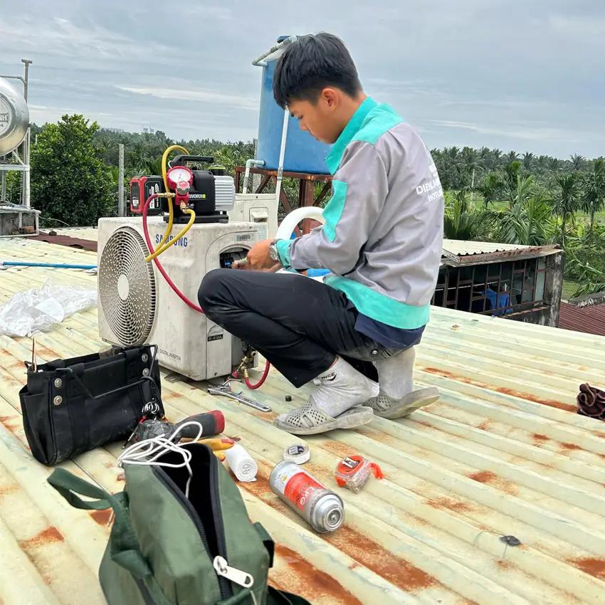 Sửa máy lạnh quận 6 nhanh chóng, có mặt 30 phút, báo giá rõ ràng Kỹ thuật viên Vincool đang kiểm tra máy lạnh để báo giá chính xác