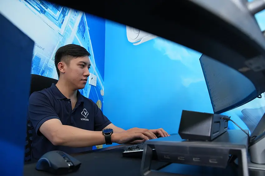 Nhân viên trực tổng đài Vincool tiếp nhận yêu cầu và sẽ nhanh chóng điều kỹ thuật viên có mặt tận nơi