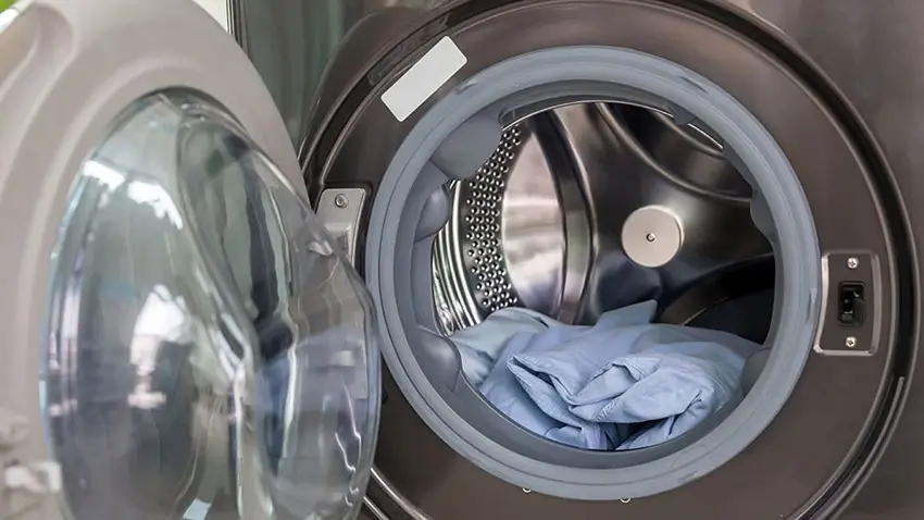 Giặt quá ít đồ (chỉ 1-2 chiếc áo) khiến máy không thể dàn đều quần áo quanh lồng giặt