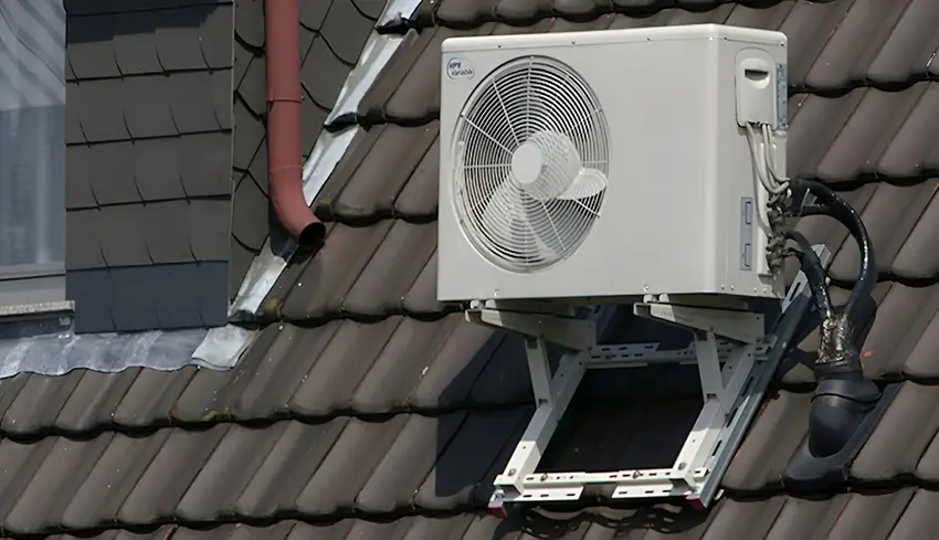 Cục nóng rung mạnh tạo ra tiếng kêu ù ù do lắp đặt trên giá đỡ không chắc chắn