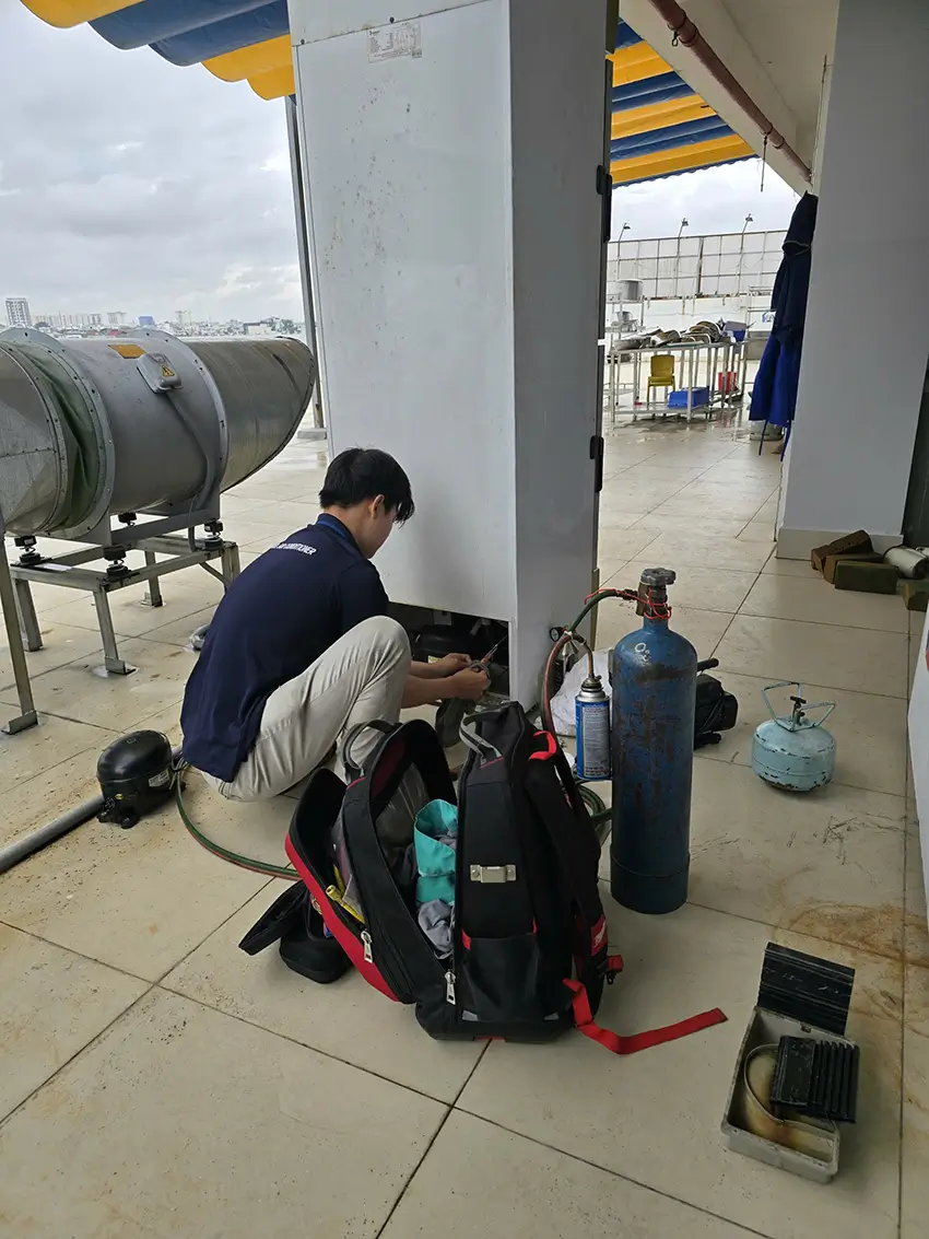 Kỹ thuật viên của Vincool kiểm tra tủ lạnh