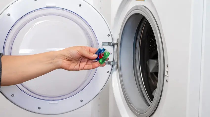 Dị vật kẹt bên trong cửa máy giặt khiến cửa đóng không kín hoàn toàn