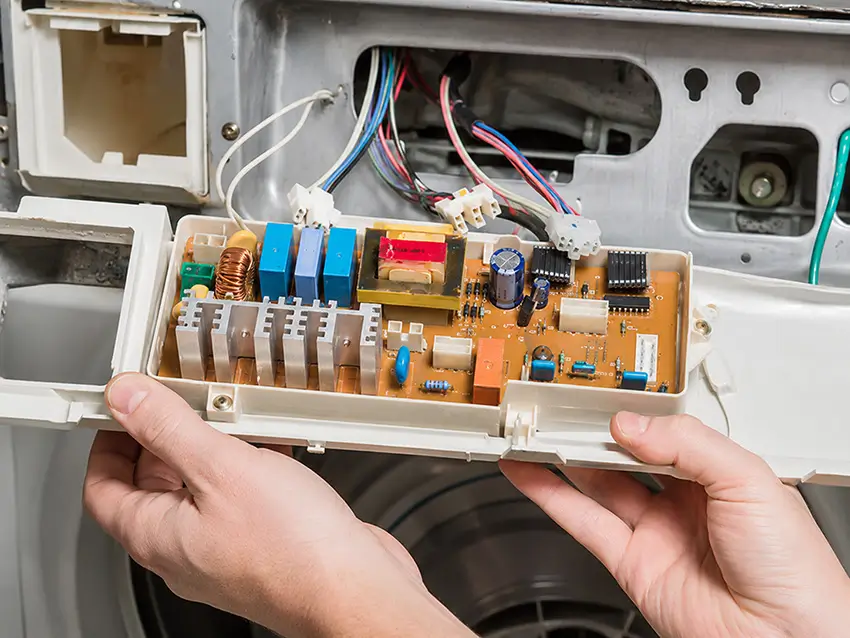Bo mạch là bộ phận phức tạp nhất của máy giặt