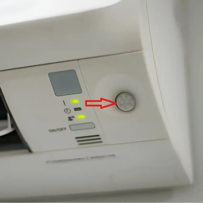 Mắt thần của remote có thể bị bụi bám che mất đường truyền