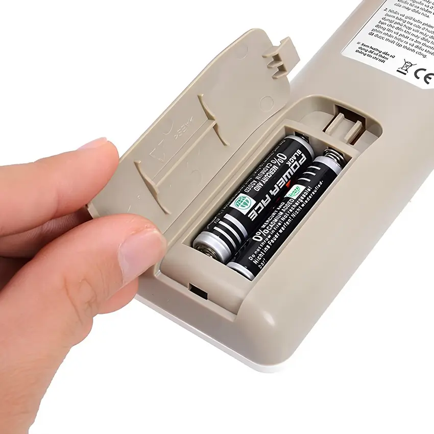 Bạn hãy tháo pin cũ ra và làm sạch phần rỉ sét tại vị trí tiếp xúc với pin