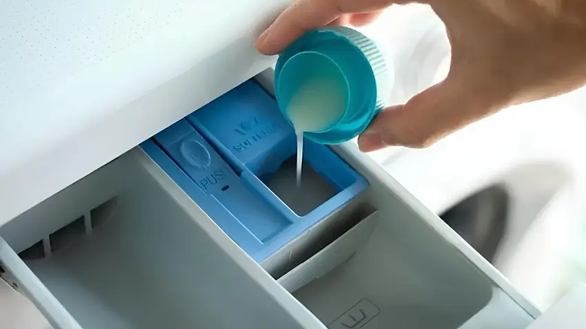 Cách sử dụng máy giặt Panasonic: checklist 5 phút Đổ nước giặt và nước xả vào đúng khay quy định