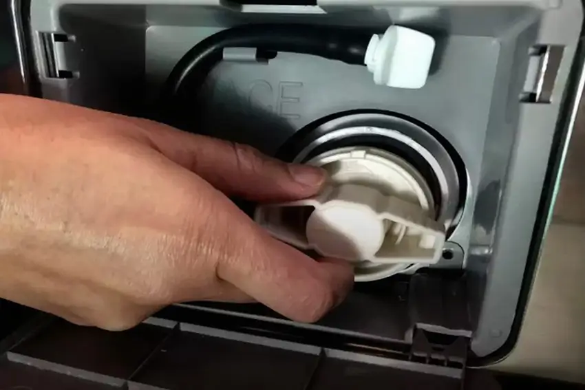 Cách tự kiểm tra và sửa lỗi 5C máy giặt Samsung tại nhà Tháo bộ lọc máy giặt và vệ sinh