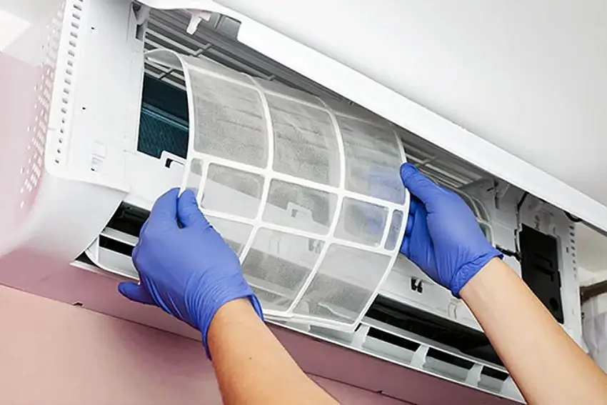 Máy lạnh Aqua báo lỗi E7 là gì? Nguyên nhân và cách xử lý Tháo lưới lọc và vệ sinh