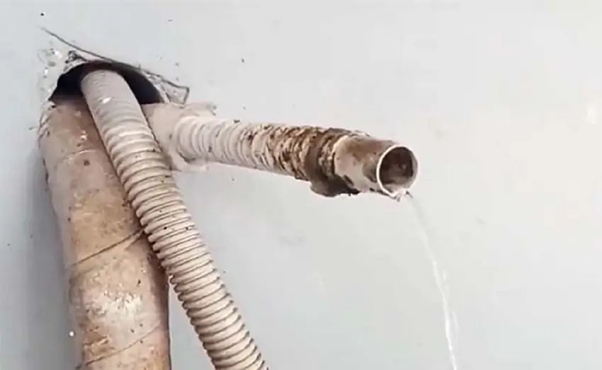 Máy lạnh bị hôi có thể do ống xả nước máy lạnh có vấn đề