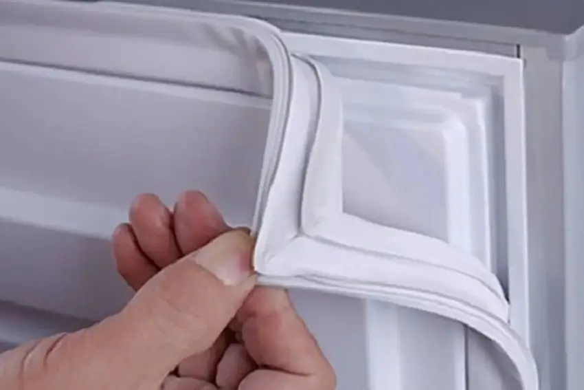 Vì sao tủ lạnh vẫn chạy nhưng không lạnh, cách khắc phục Viền cao su cửa tủ lạnh bị hở có thể khiến tủ lạnh không lạnh