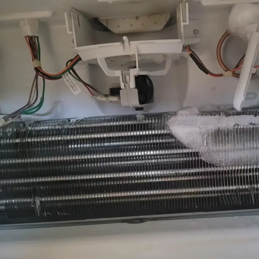 Vì sao tủ lạnh vẫn chạy nhưng không lạnh, cách khắc phục Bộ phận xả đá hỏng khiến tuyết bám cản trở làm lạnh