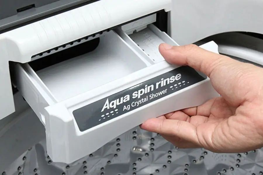 Làm sạch khay chứa nước giặt – nước xả