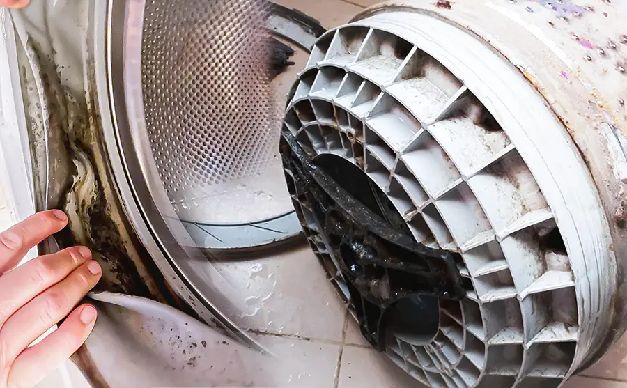 Phát hiện cặn bẩn - dầu mỡ còn sót lại trong lồng giặt sau khi tự vệ sinh máy giặt tại nhà