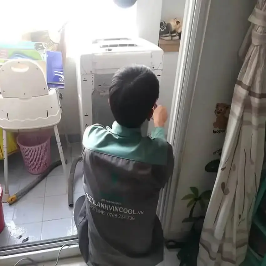 Kỹ thuật viên Vincool thực hiện kiểm tra các bộ phận bên trong máy giặt
