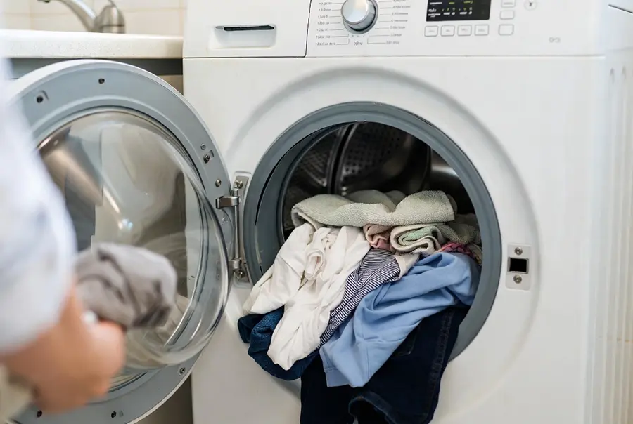 Tốn tiền sửa máy giặt chỉ vì những thói quen dùng sai mà ít người để ý Cho quá nhiều quần áo trong một lần giặt