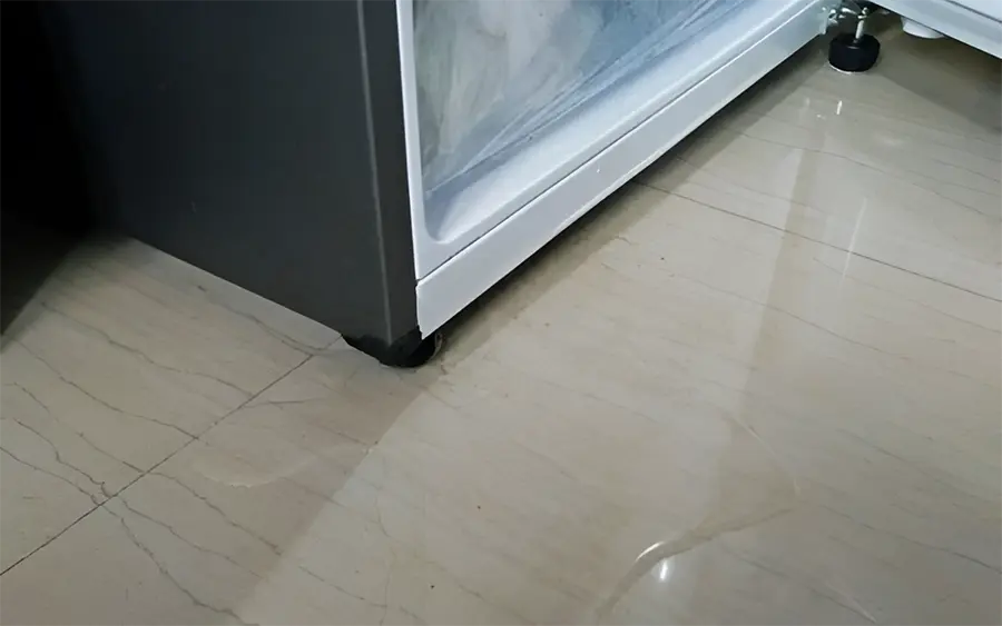 Nước trong tủ lạnh bị rò rỉ ra sàn nhà