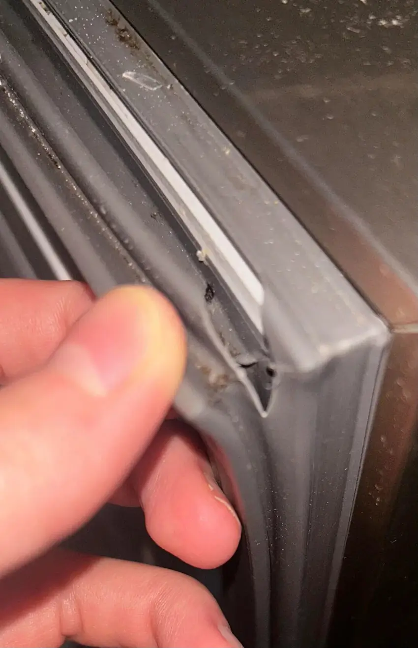 Nếu ron bị rách, đứt đoạn hoặc co ngót thì bạn nên thay mới