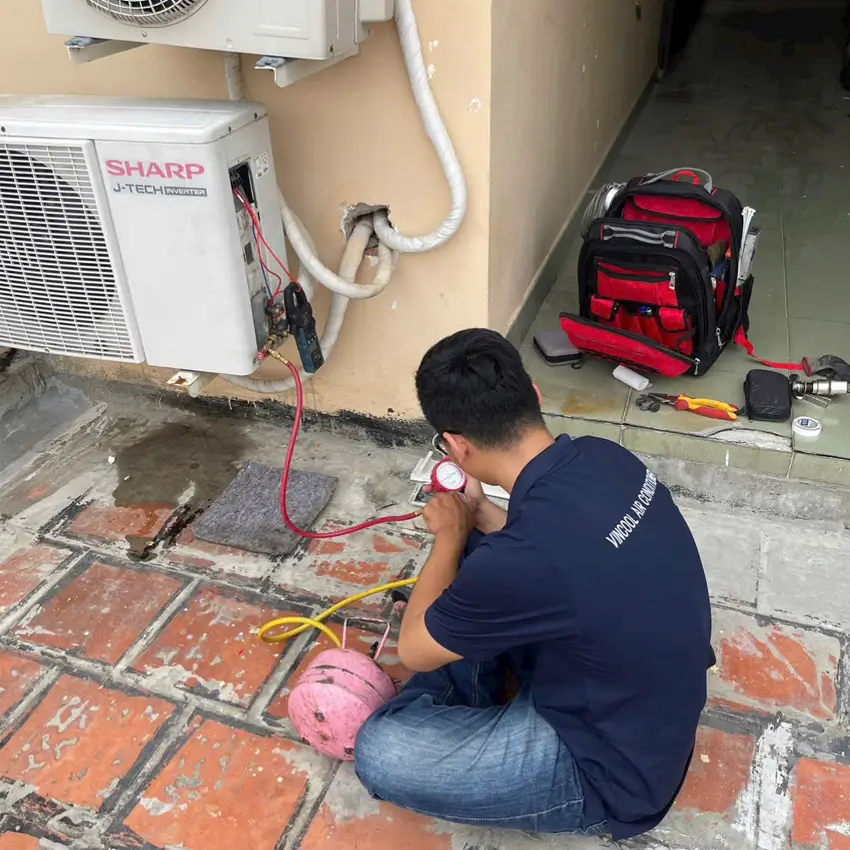 Kỹ thuật viên Vincool kiểm tra máy lạnh để xác định mức độ hư hỏng và báo giá chi phí sửa thực tế