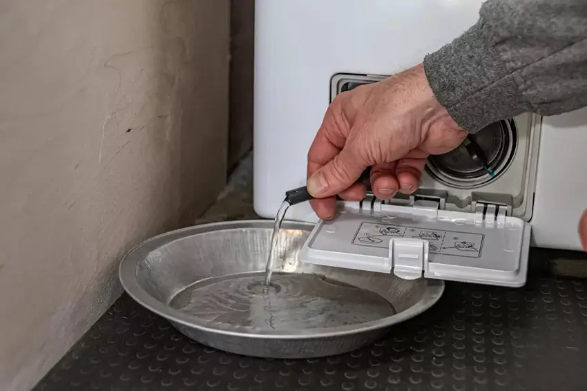 Vệ sinh bộ lọc xả nước