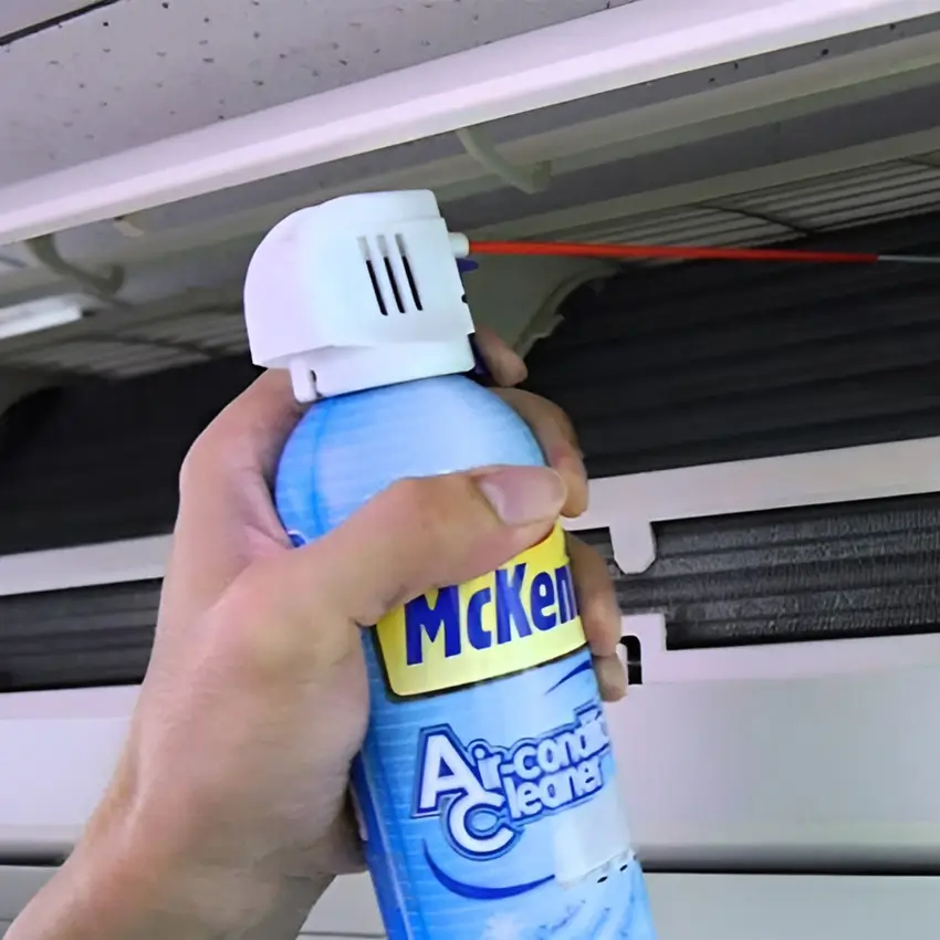 Dùng dung dịch vệ sinh máy lạnh chuyên dụng xịt đều lên bề mặt dàn lạnh