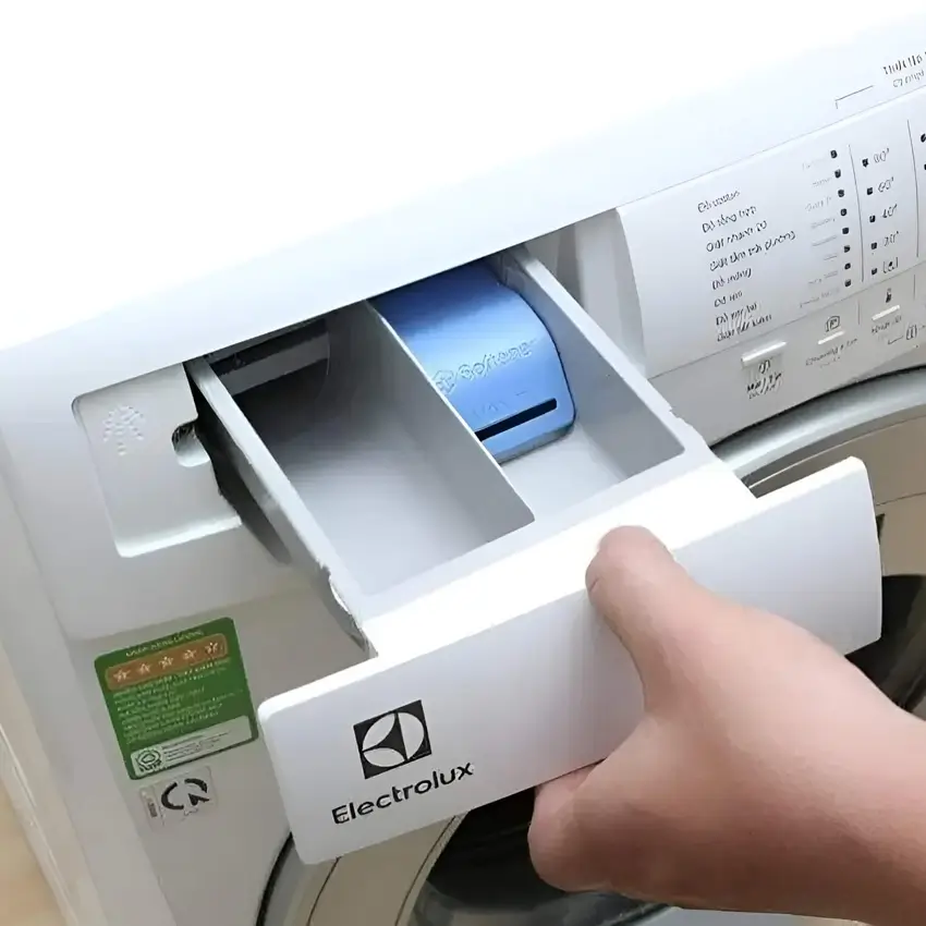 Vệ sinh khay đựng nước giặt và nước xả