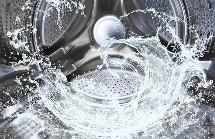 Sau khi ngâm, tiếp tục chạy trọn chu trình giặt không tải để cuốn trôi toàn bộ chất bẩn