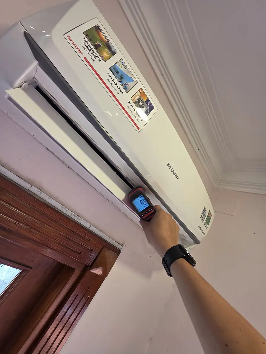 Nhân viên kiểm tra vận hành sau lắp đặt máy lạnh để đảm bảo máy chạy ổn định, không phát sinh lỗi - Vincool