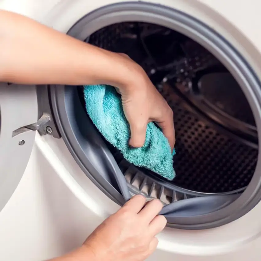 Làm sạch kỹ gioăng cao su và khe cửa