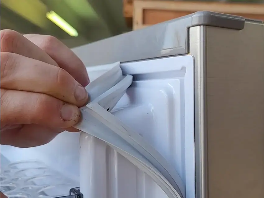 Tủ lạnh bị hở cửa phải làm sao khắc phục Cách xử lý tủ lạnh bị hở cửa tại nhà