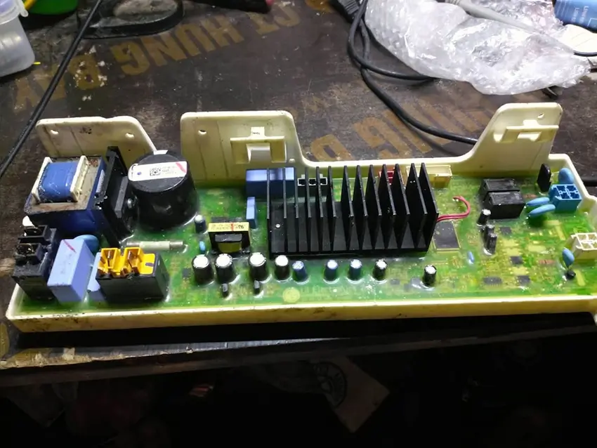 Bo mạch bị lỗi là nguyên nhân phức tạp nhất gây ra lỗi OE máy giặt LG