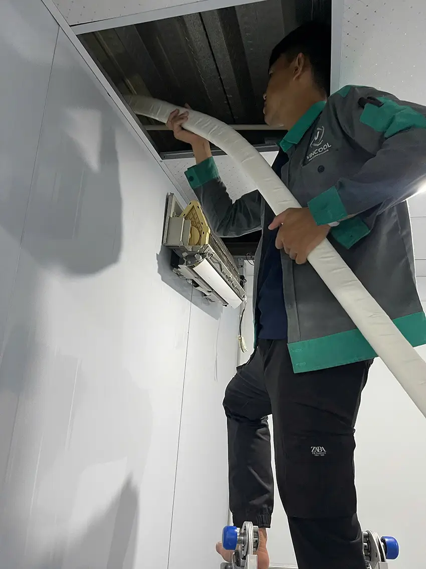 Kỹ thuật viên Vincool kiểm tra và lắp lại ống xã nước đúng kỹ thuật