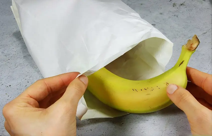 Cách bảo quản chuối trong tủ lạnh không bị thâm hay là cho chuối vào túi giấy để giảm tiếp xúc với không khí lạnh