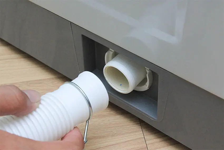 Kiểm tra hệ thống ống thoát nước bên ngoài máy giặt