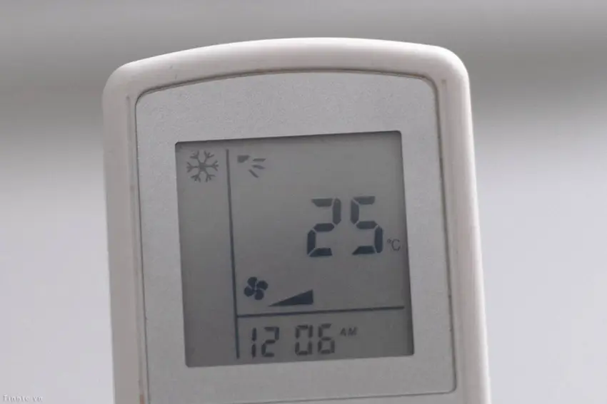 Tại sao máy lạnh không lạnh? 7 nguyên nhân & cách sửa tại nhà Màn hình remote máy lạnh hiển thị hình Bông tuyết (Cool)