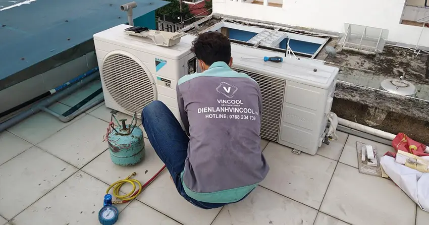 Kỹ thuật viên Vincool thực hiện nạp gas cho máy lạnh