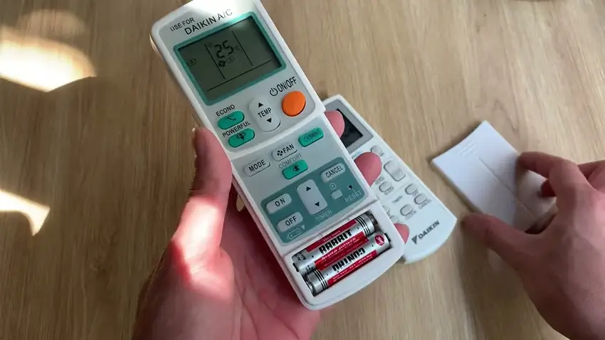 Lỗi 00 máy lạnh Daikin nghĩa là gì? Tháo pin remote khoảng 1–2 phút, lắp pin và khởi động lại
