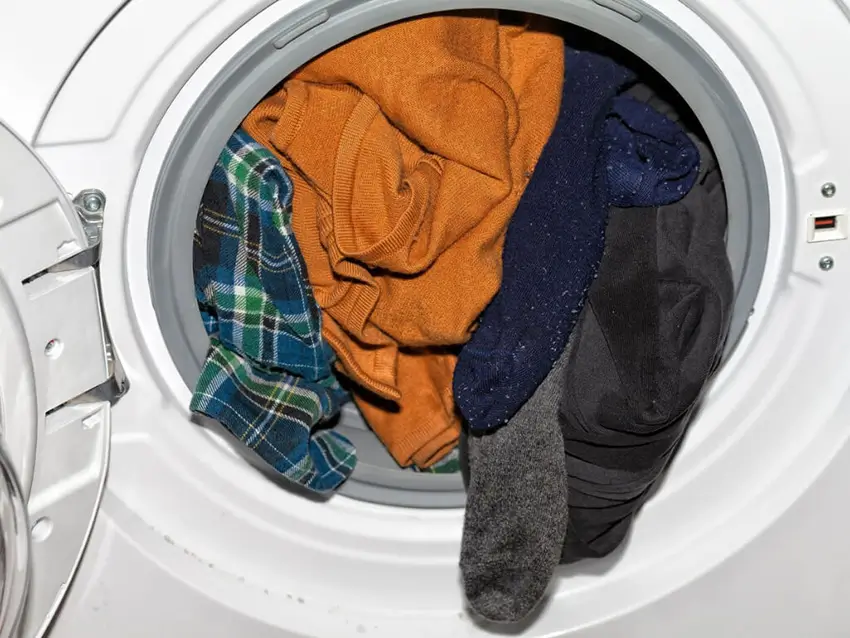 Quần áo bị dồn về 1 phía làm lồng giặt bị lệch trọng tâm dẫn đến lỗi UE