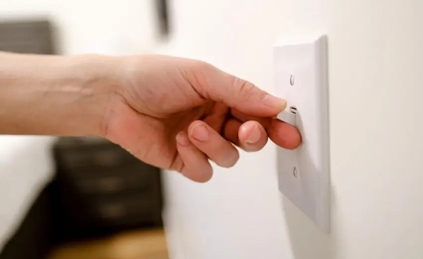 Kiểm tra nguồn điện và cầu dao